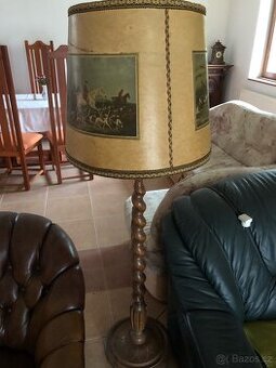 Lampa s tordovanou nohou a širmem s loveckými motivy