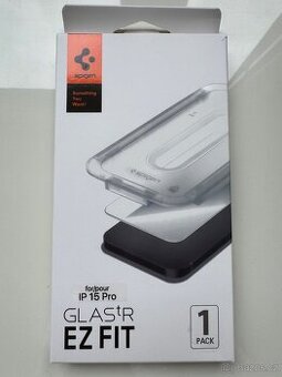 Ochranné sklo pro iPhone 15 Pro Spigen Glass tR EZ Fit