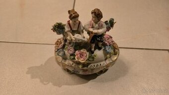 Porcelánová dóza zdobená chlapec s dívkou míšeň