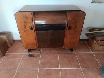 Skříň s gramofonem plus vinylové desky