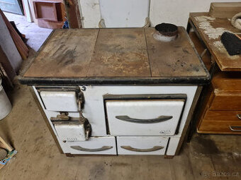 Kuchyňský sporák, kuchyňská kamna na dřevo.