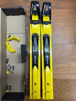 Vázáni na na běžecké lyže SALOMON Equipe Skate SNS Pilote.