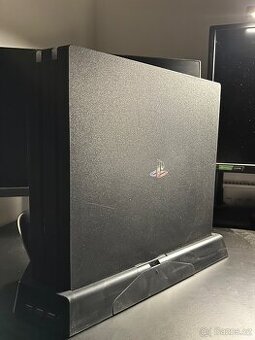 PS4 PRO + Monitor + 2x Ovladač + Hry