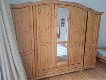 Velká šatní skříň z masivu