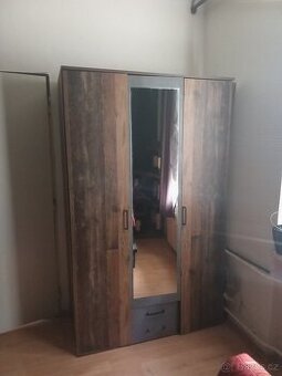 Šatní skříň třídveřová se zrcadlem