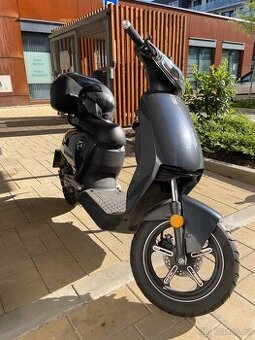 2021 Elektroskutr Super Soco Cux - zánovní baterie, helma
