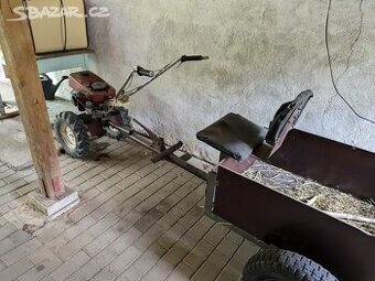 Zahradní traktůrek, něco jako menší Tera