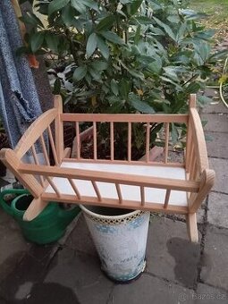 Dřevěná kolébka pro panenky – ruční výroba