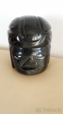 Olmécká hlava soška obsidian