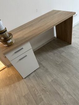 Kancelářský stůl světlý