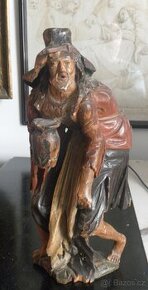 Dřevořezba žebráka.