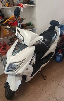 Elektrický skútr HECHT EQUIS