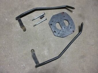 Kymco Xciting 250, 300i R, 500. Držák - montáž kufru.