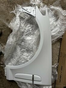 Levý blatník Jaguar XF 2010 bílý