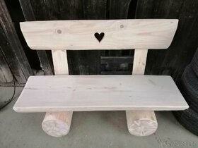 Masivní lavička 120 cm se srdíčkem