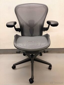 Kancelářská židle Herman Miller Aeron Remastered