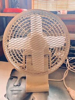 Stolní elektrický ventilátor