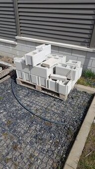 Tvárnice plotová BEST LUNETA II bílá 200×400×200 mm
