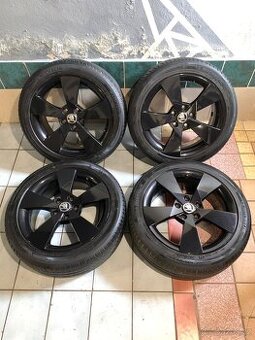 Alu kola Škoda R17 5X112 LETNÍ PNEU 225/45 R17 DENOM