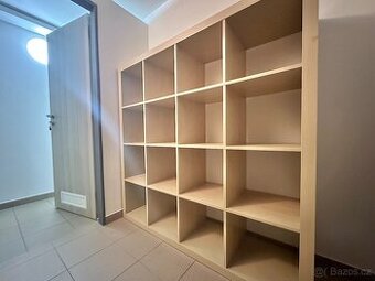 knihovna IKEA Kallax