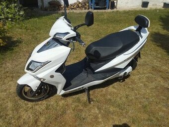 Elektro skútr HECHT Equis white
