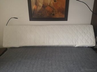Opěrný polštář na čelo postele