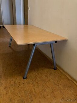 Psací stůl s nastavitelnou výškou