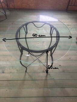 Kovový stůl se skleněnou deskou