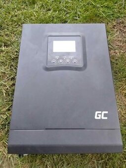 Green Cell kombinuje tři zařízení: MPPT ovladač, invertor a