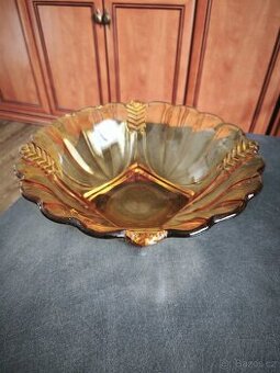 Stará skleněná miska.