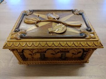 Vyřezávaná a intarzovaná skříňka