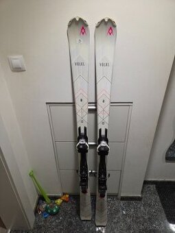Sjezdové carvingové lyže Volkl Flair v délce 159 cm