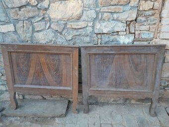 Čela starožitných postelí