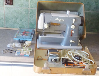 Kufříkový šicí stroj Lada T 132