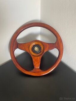 Dřevěný tříramenný volant Mercedes