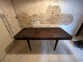 Rozkládací dřevěný jídelní stůl