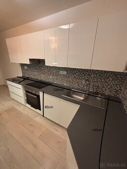 Kuchyňská linka ORESI – bílý vysoký lesk, tmavá pracovní des