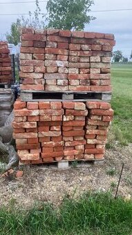 Staré cihly očištěné na paletách