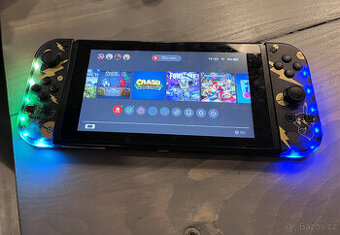 Nintendo Switch + náhradní Joy con + hry + SD karta