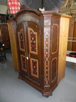 Stará malovaná skříň