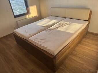 Masivní manželská postel s úložným prostorem