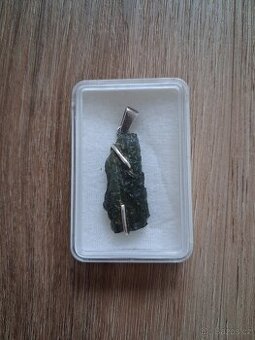 stříbrný přívěsek se surovým vltavínem,