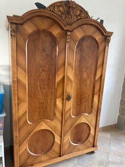 Starožitná skříň