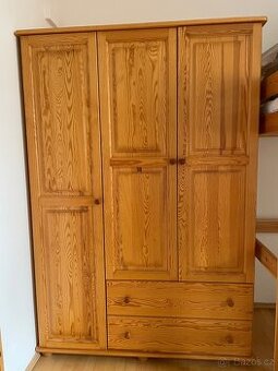 Šatní skříň z masivu