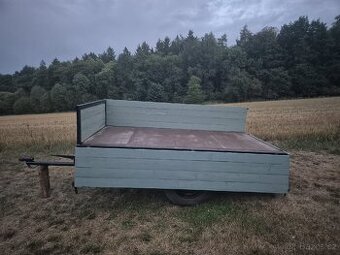 Sklopny vlek za traktor