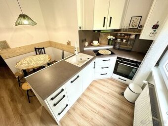 Vybavený byt 2+1 (60 m2) s lodžií po rekonstrukci s garáží