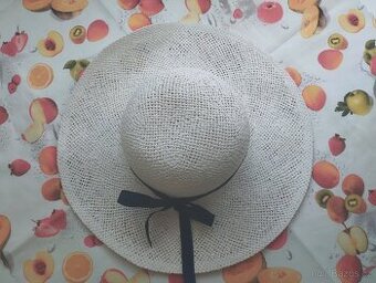 Letní bílý klobouk s mašlí