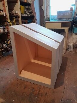 Dřevěná psí bouda do intérieru