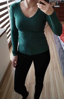 Dámský lahvově zelený svetřík do V vel. S/M