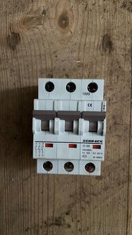 ✅ Hlavní vypínač Schrack A3-40A (3-pólový, 40A)